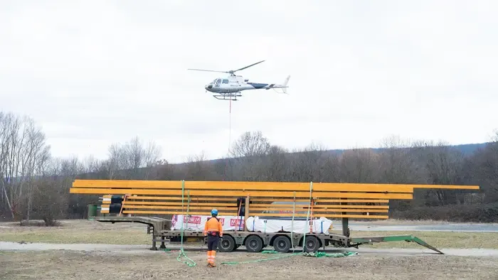 Darabokban vitték el a várhelyi kilátót, videón az elképesztő művelet