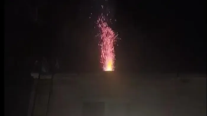 Videón, ahogy tüzet okád egy kémény a kazincbarcikai éjszakában