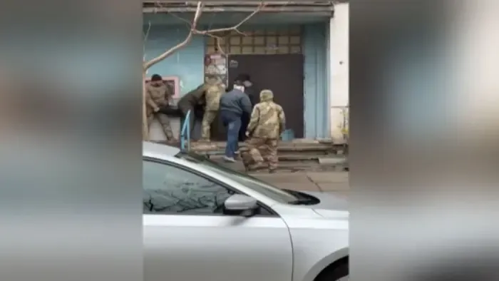 A kegyetlen kényszersorozás már a hajléktalanokat is elérte Ukrajnában - videókkal