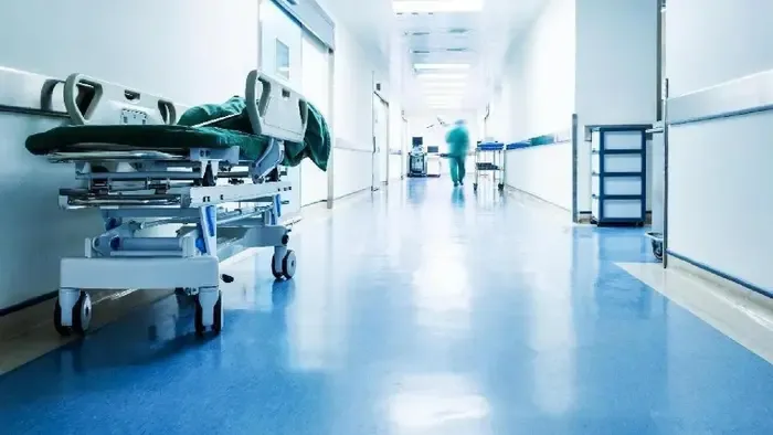 Leszakadt egy épület bejárata feletti betontető Révkomáromban, egy ember meghalt