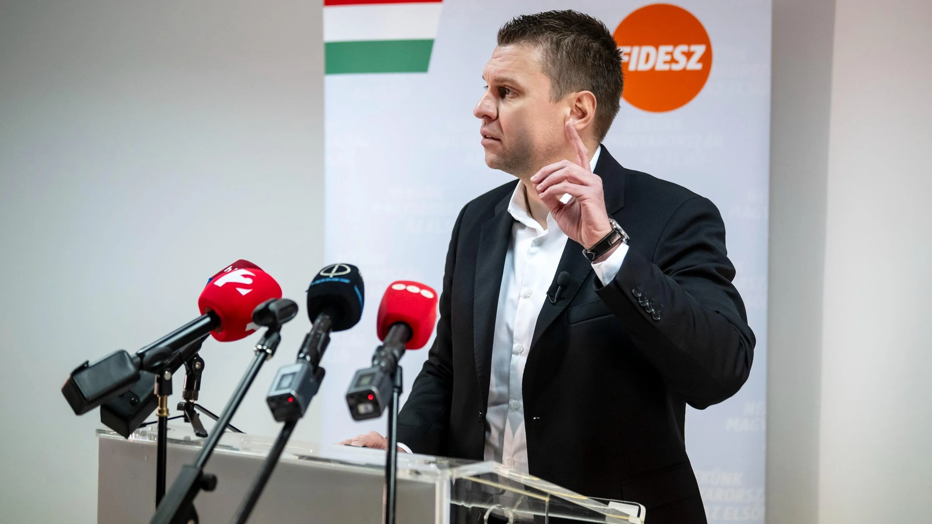 Menczer Tamás szerint csak Orbán Viktor kormánya mentheti meg az országot