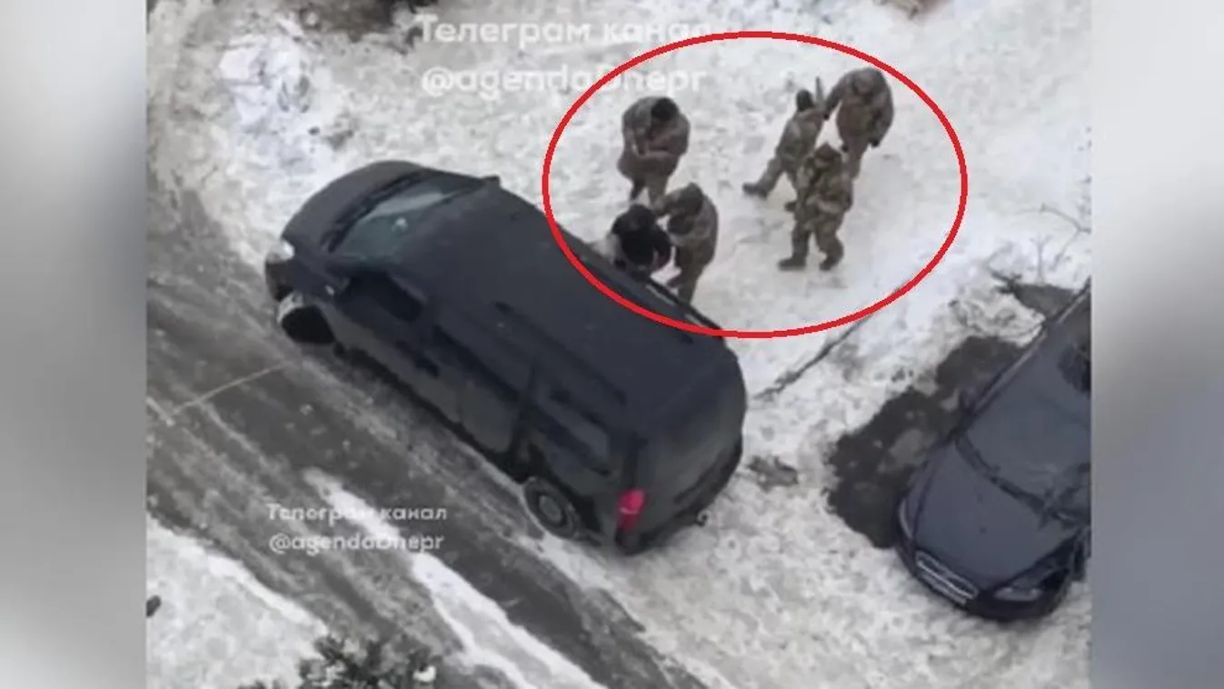 A kényszersorozás újabb ukrán fiatalt ért utol, a családja se tudta megmenteni – videóval