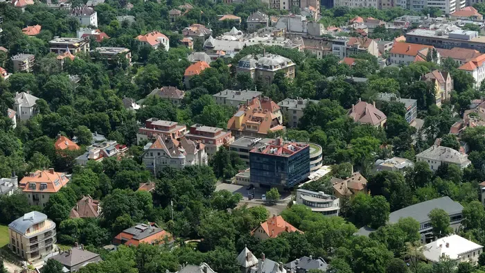 Többszáz milliós villát épít a Transparency egyik vezetője, aki előszeretettel vesz részt Magyarország lejáratásában