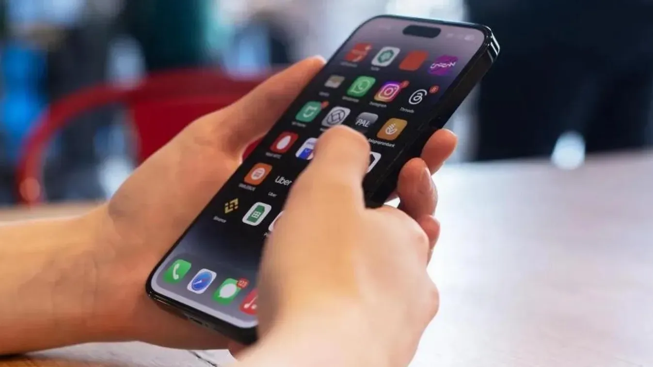 Meztelen felvételeket zsarolt ki kislányoktól egy tini, fenyegette is őket