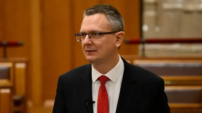 Rétvári Bence: A tiszások a laposföldhívők vakhitével rendelkező háborútagadók