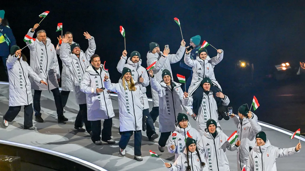 Milánó, 2026. február 6.
A magyar csapat érkezik a 2026-os milánói-cortinai téli olimpia megnyitóünnepségén a milánói San Siro Stadionban 2026. február 6-án.
MTI/Illyés Tibor