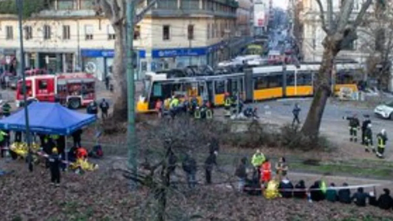 Kisiklott és épületnek ütközött egy villamos Milánóban, két ember meghalt