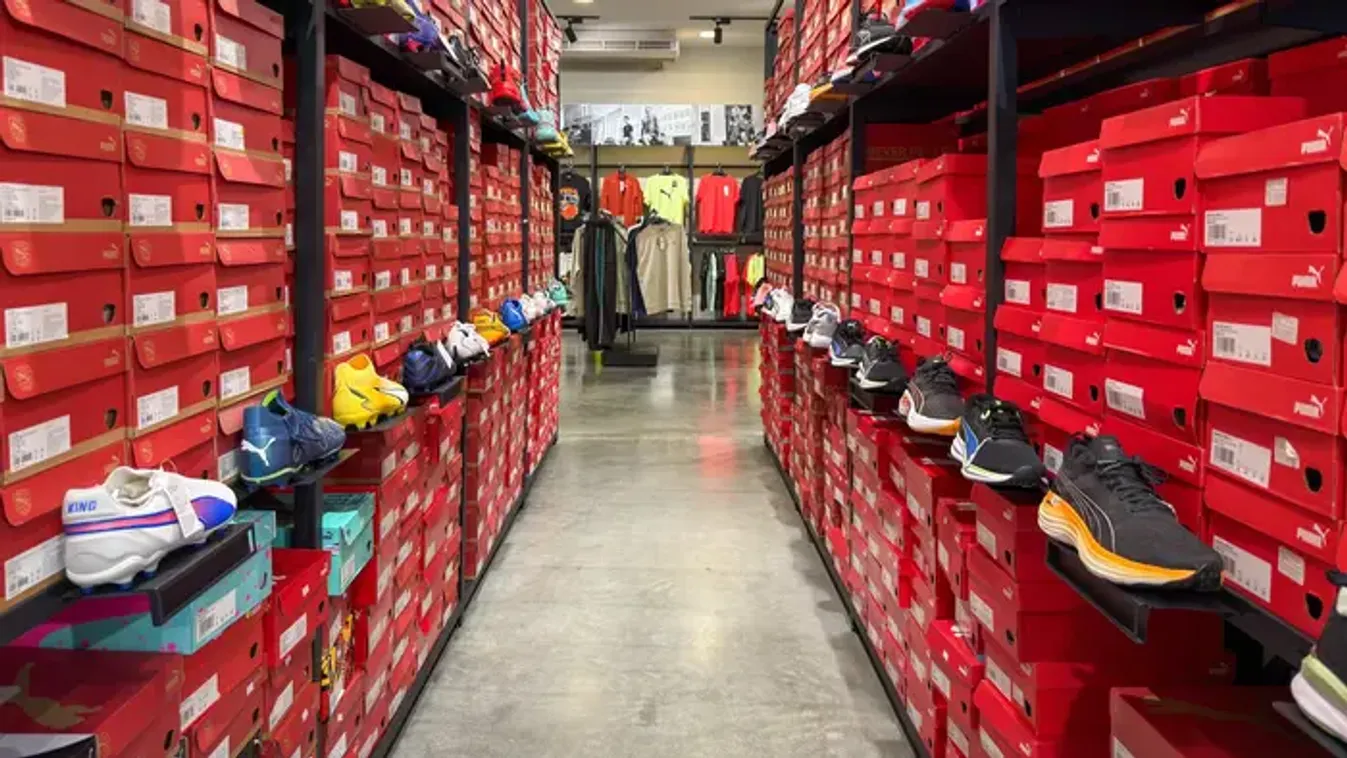 Hihetetlen trükk: kabátujjban csempészett ki 21 pár cipőt egy hajdúböszörményi férfi