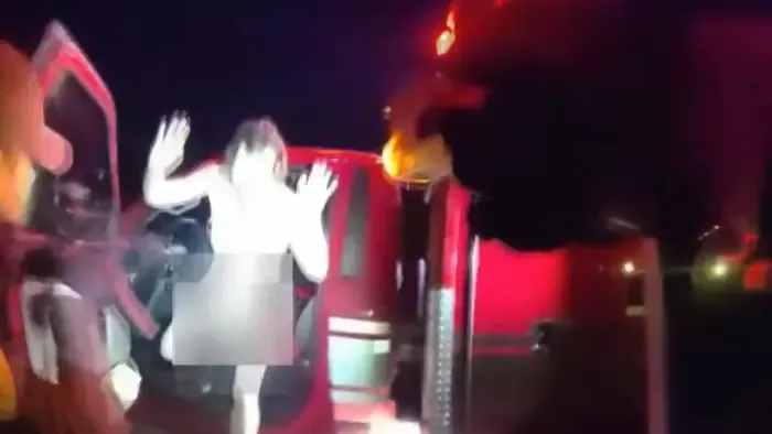 Meztelen férfi lopott el egy mentőautót, haldokló beteggel száguldott