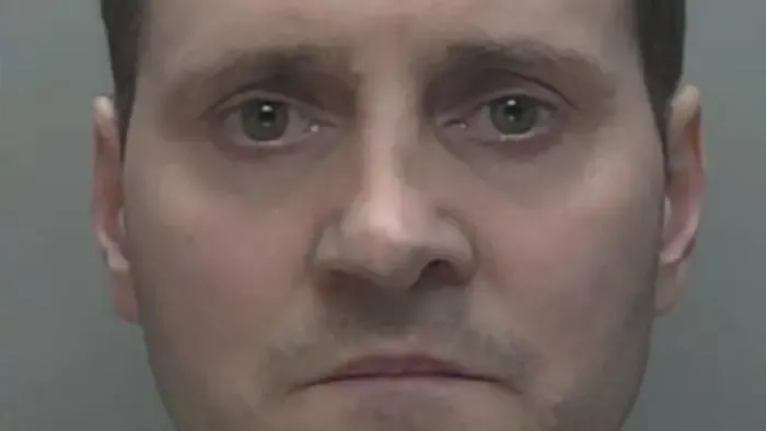 Túl hangos volt a szomszédja, megkéselte