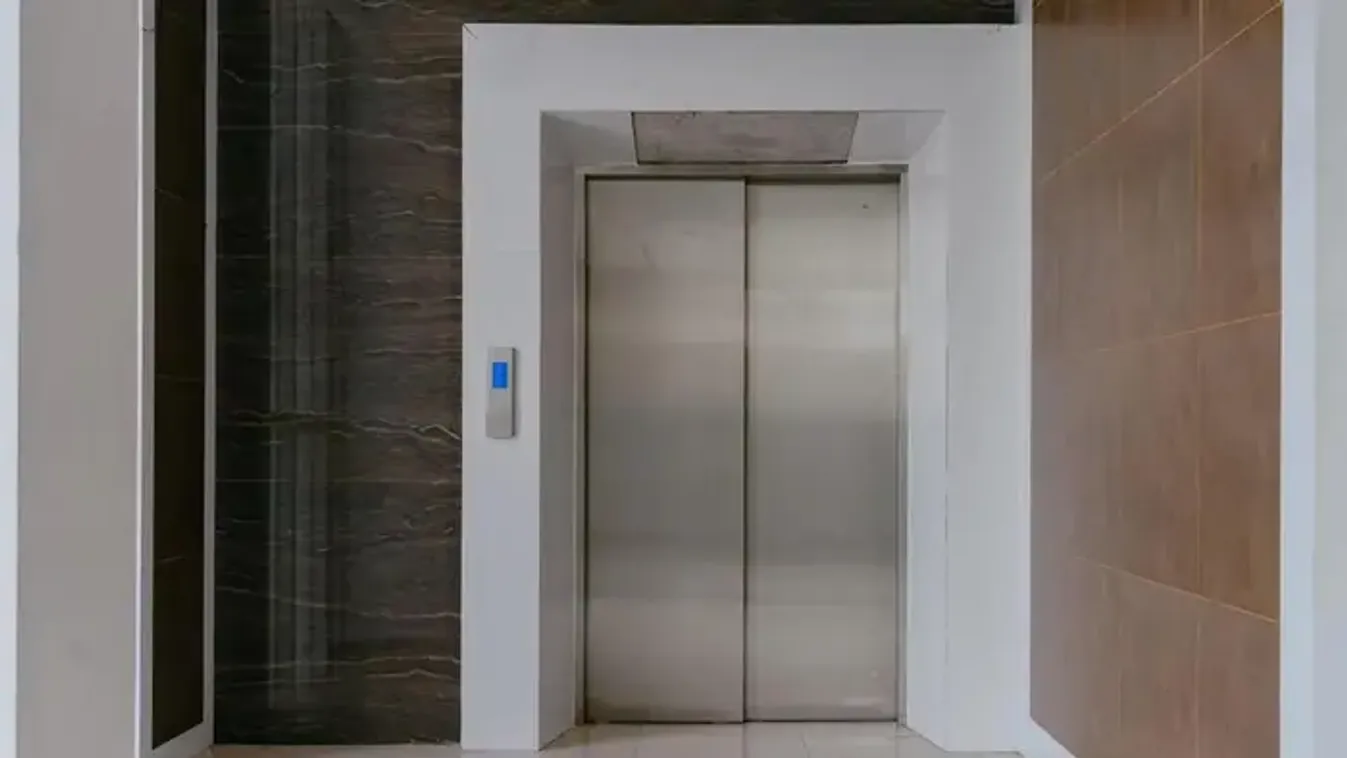 Húsz ember öt óra hosszáig Tokió legmagasabb adótornyának liftjében rekedt