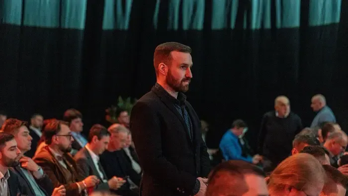 A bal kezében ott volt a sniccer, a jobb kezével ütött – megszólalt a megtámadott fideszes aktivista