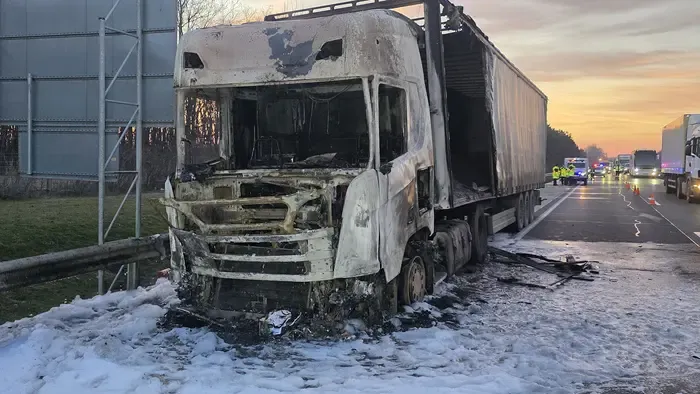 Lángra kapott egy kamion fülkéje az M5-ösön - Fotóval