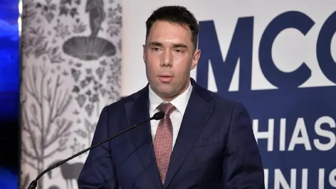 Az emirátusokban tárgyalt a miniszterelnök nemzetbiztonsági főtanácsadója