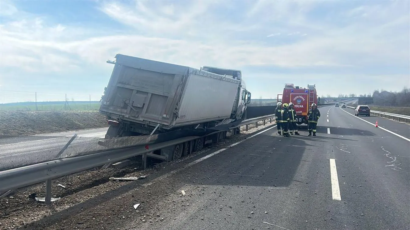 Kamion tarolta le az M6-ost, szalagkorlát állította meg - Fotók