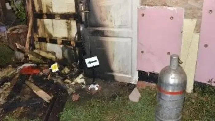 Összeveszett testvérével, ezért felgyújtotta a lakrészét, amiben aludt