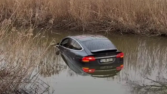 Úszni próbált egy Tesla Püspökladányban - Fotóval