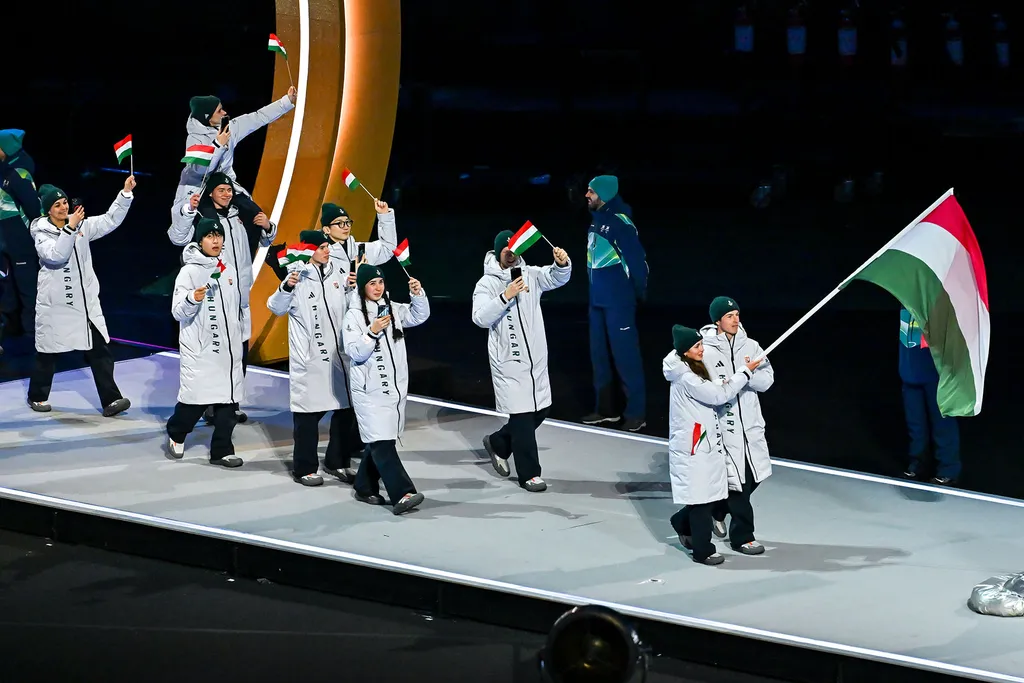 Milánó, 2026. február 6.
A magyar csapat érkezik a 2026-os milánói-cortinai téli olimpia megnyitóünnepségén a milánói San Siro Stadionban 2026. február 6-án. Elöl Somodi Maja (b) és Nógrádi Bence rövidpályás gyorskorcsolyázó viszi a magyar olimpiai küldöt