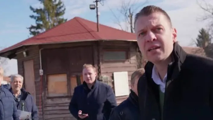 „Hol van a derék ellenfél?” – videóban mutatta meg Menczer Tamás a tömegek közötti különbséget az aláírásgyűjtő standoknál