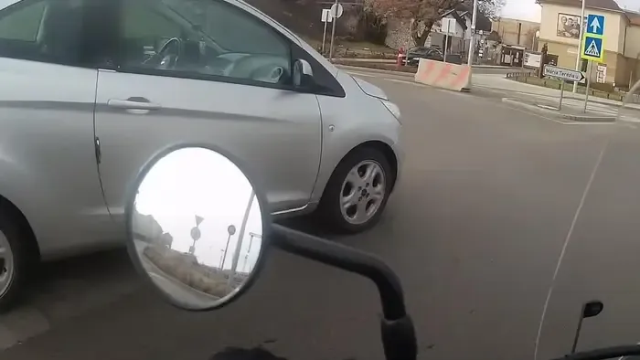 Videón, ahogy egy körforgalomban előzi ki a motorost Esztergomban