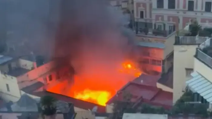 Lángok martalékává vált Nápoly ikonikus színháza