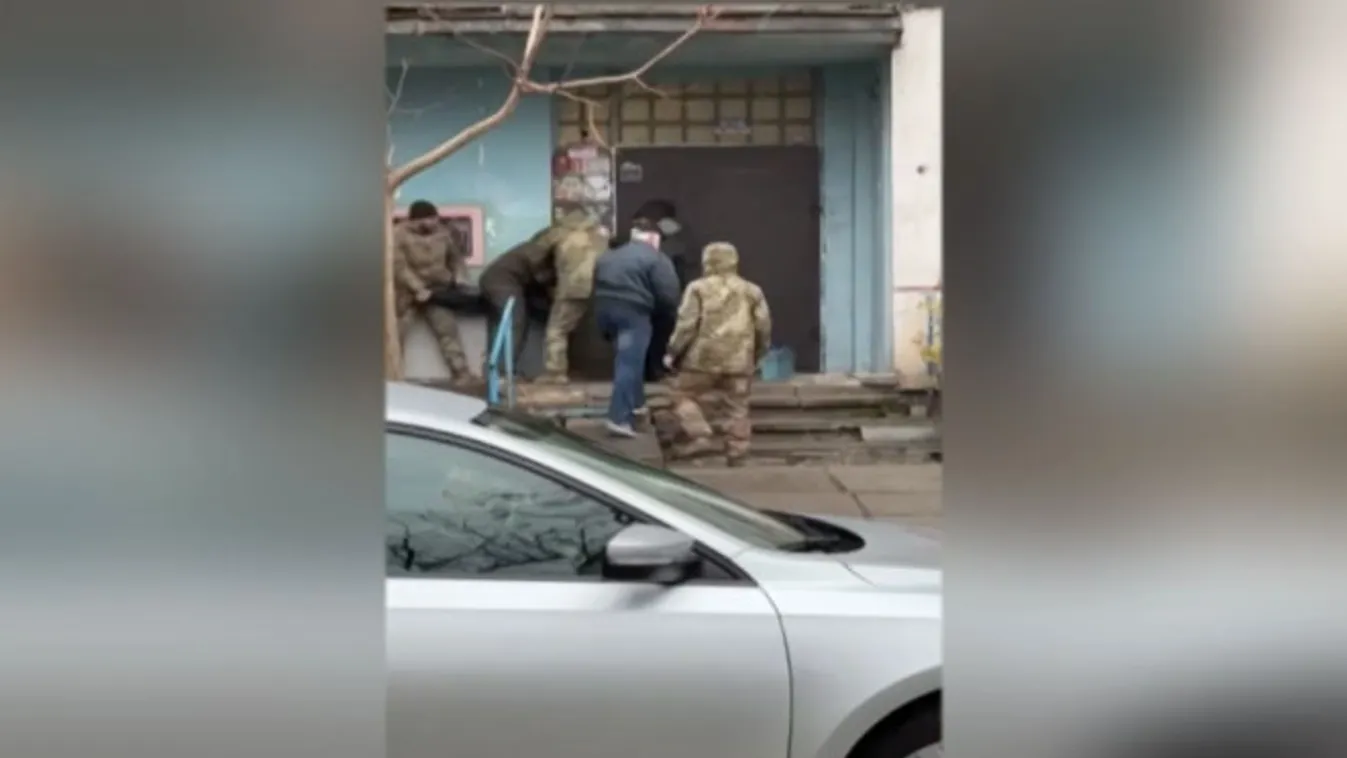 A kegyetlen kényszersorozás már a hajléktalanokat is elérte Ukrajnában - videókkal