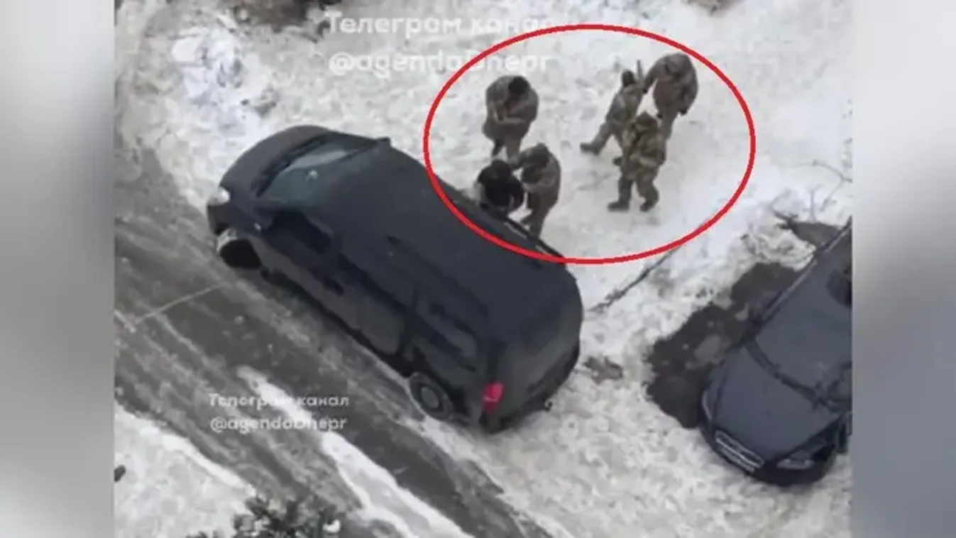 A kényszersorozás újabb ukrán fiatalt ért utol, a családja se tudta megmenteni – videóval