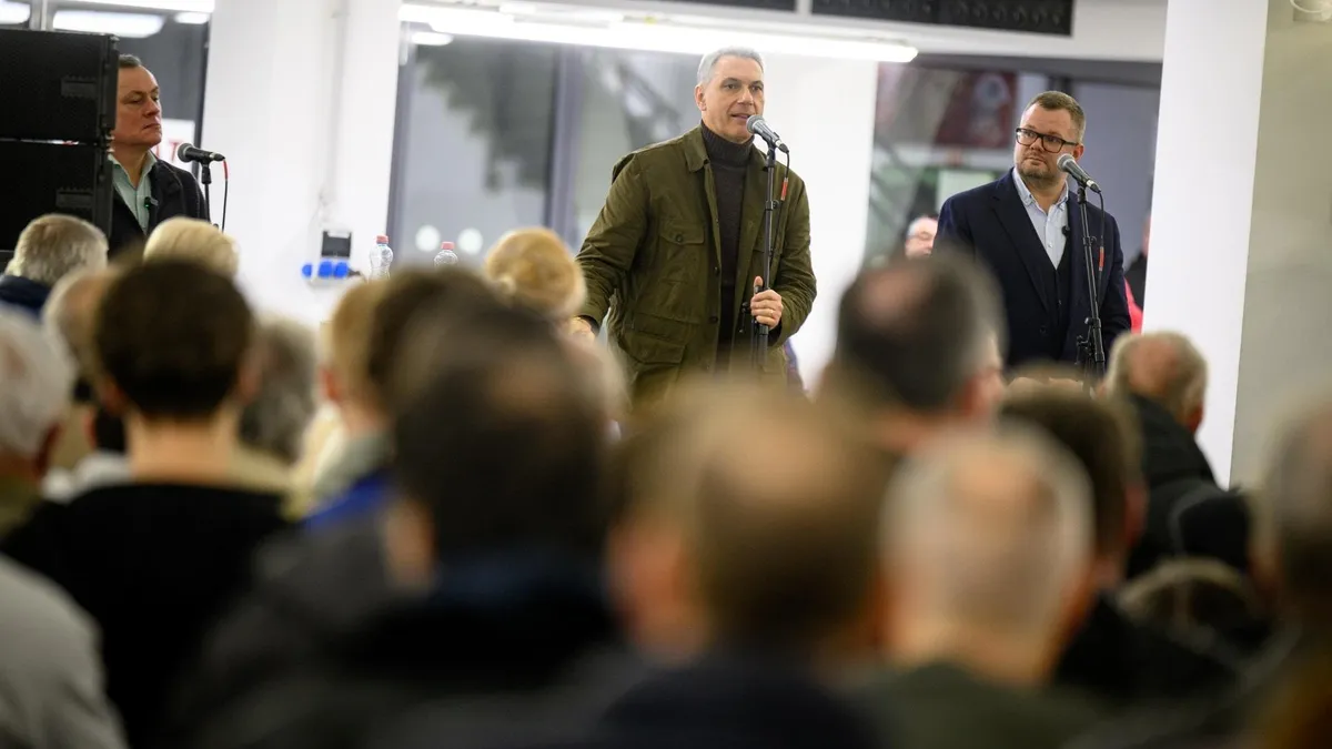 Lázár János nem ül fel a provokálók bekiabálásainak, tökéletesen uralja a kialakult helyzeteket