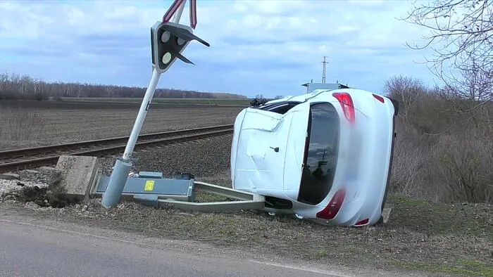 Nekicsapódott a fénysorompónak, majd felborult egy kocsi Hódmezővásárhelyen