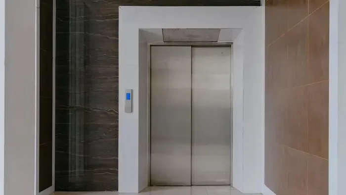 Húsz ember öt óra hosszáig Tokió legmagasabb adótornyának liftjében rekedt