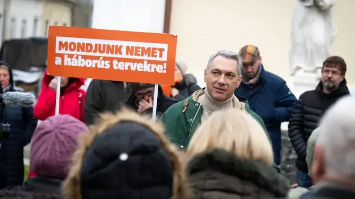 Van ennél lejjebb? A háború áldozatain röhögő tiszások okoztak zavart a Lázárinfón