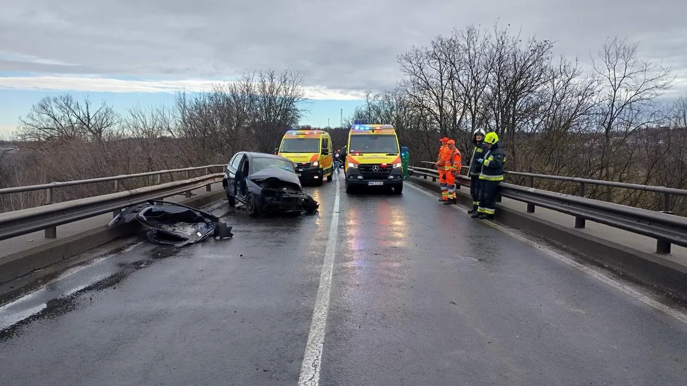 Brutális baleset Bonyhádnál, több mentőt riasztottak a helyszínre