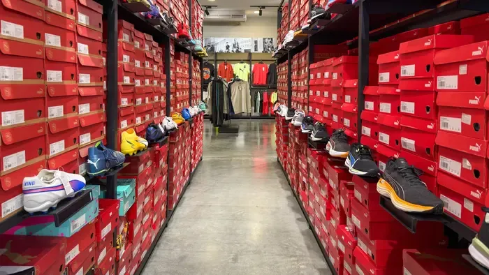 Hihetetlen trükk: kabátujjban csempészett ki 21 pár cipőt egy hajdúböszörményi férfi