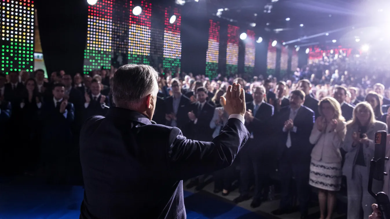 Az emberek a Fidesz–KDNP oldalán állnak