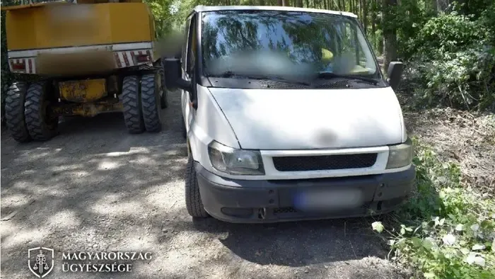 Munkagép és autó közé szorult egy férfi