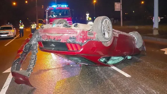 Túlpörgette a ménest a Váci úton, a Mustang a tetején állt meg