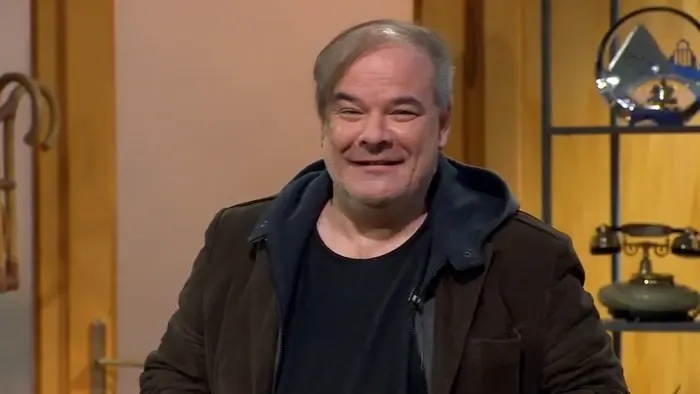 Utolsó televíziós szerepében tűnik fel Kálloy Molnár Péter szombaton