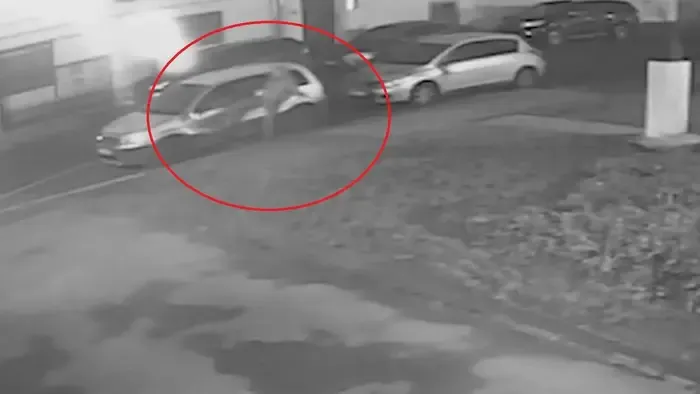 Videón a nő, aki mattrészegen megrongált kilenc autót Pécsen