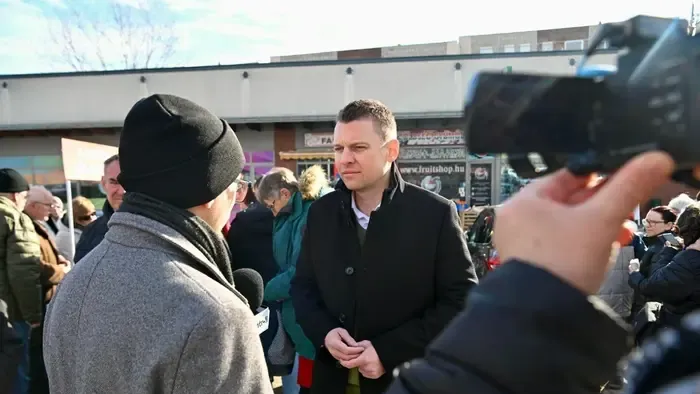 „Hol van a derék ellenfél?” – videóban mutatta meg Menczer Tamás a tömegek közötti különbséget az aláírásgyűjtő standoknál