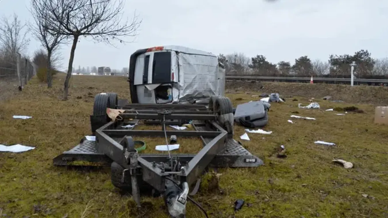 Elaludt vezetés közben az M5-ösön, az egyik utasa meghalt