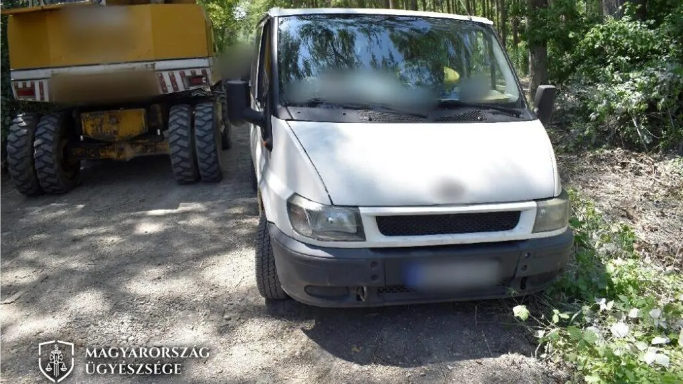 Munkagép és autó közé szorult egy férfi