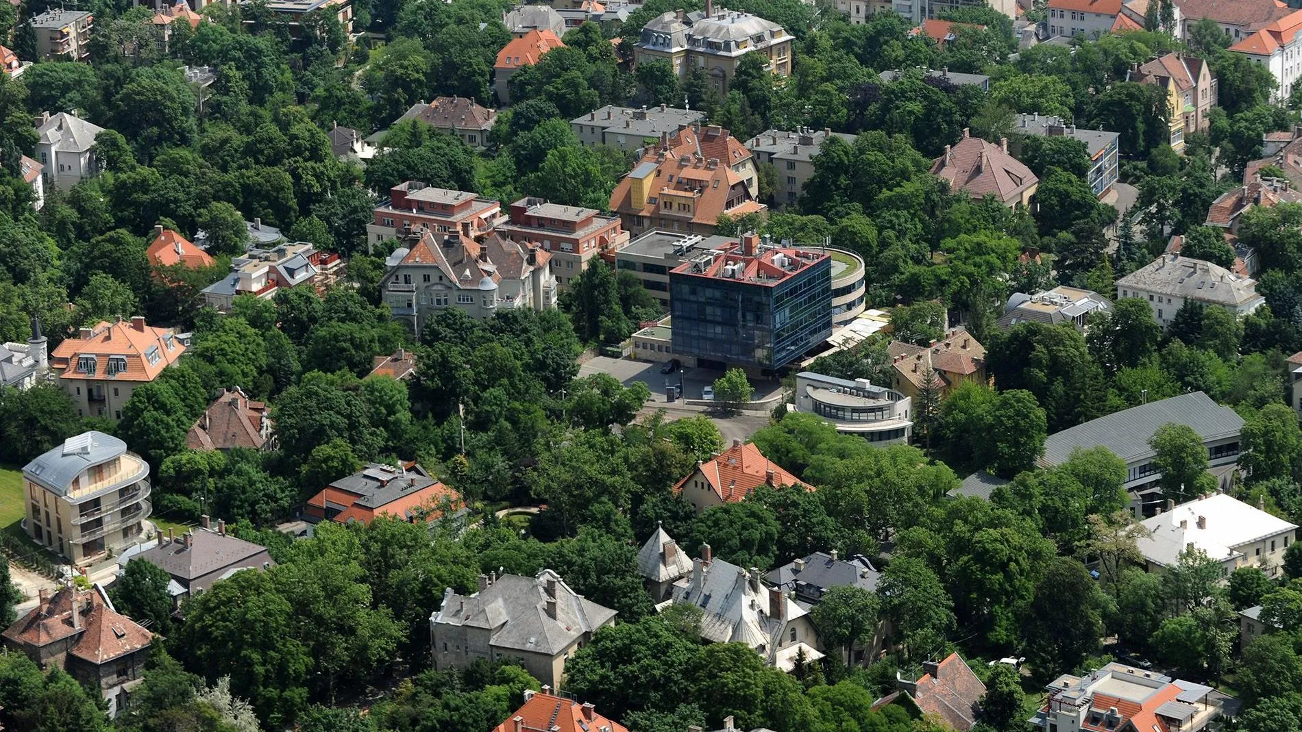 Többszáz milliós villát épít a Transparency egyik vezetője, aki előszeretettel vesz részt Magyarország lejáratásában