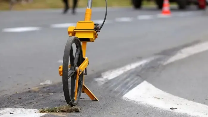 Luxusautó hajtott buszmegállóba Győrben, egy ember meghalt