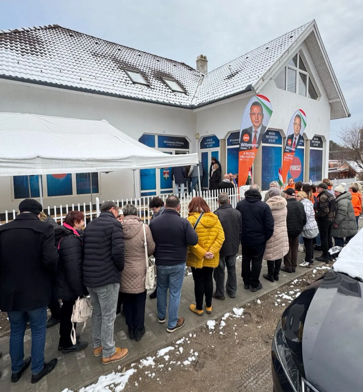 A Fidesz jelöltjeinek standjánál mindenhol hosszú sorok kígyóztak
