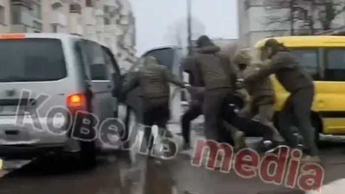 Kényszersorozás: a földön rángatták az ukrán férfit Zelenszkij emberrablói