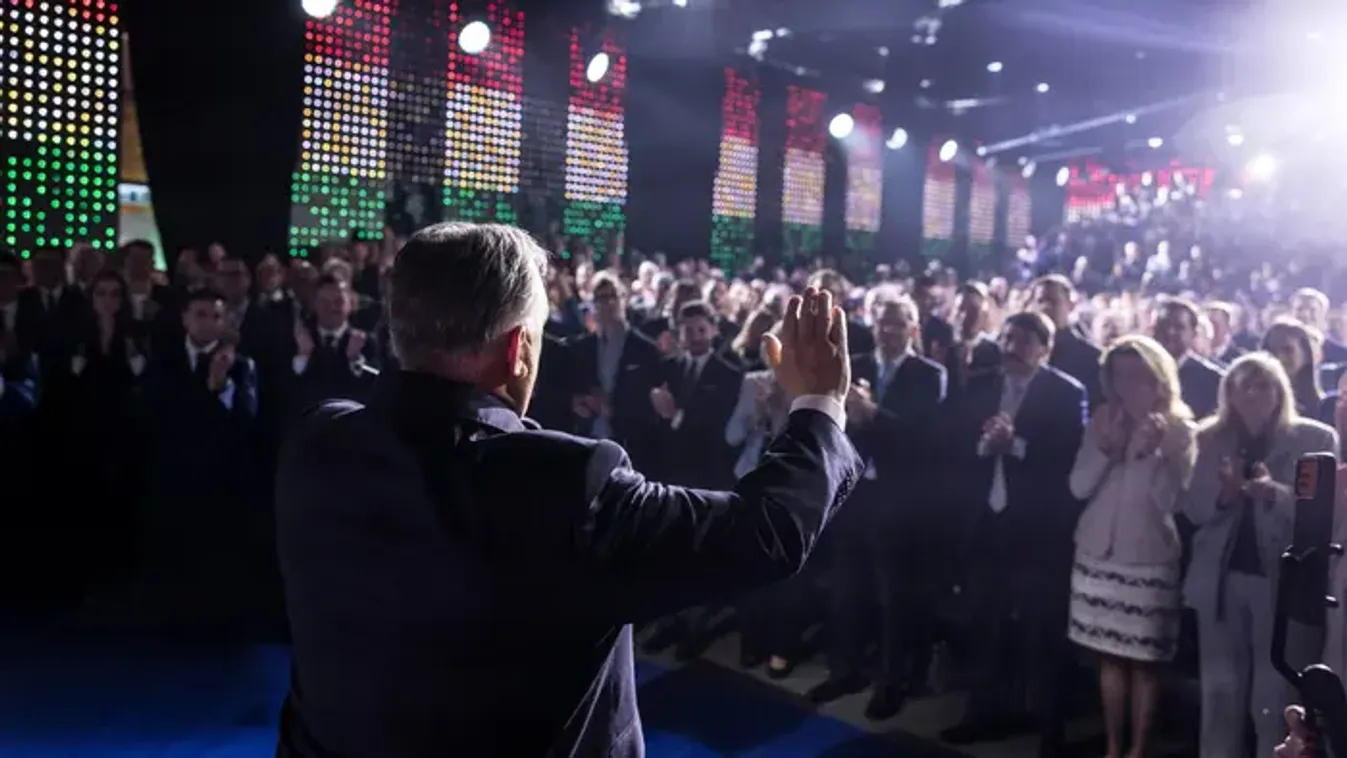 Az emberek a Fidesz–KDNP oldalán állnak