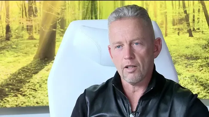 Schobert Norbi sem akarja a fiát háborúban látni, ezért kitölti a nemzeti petíciót