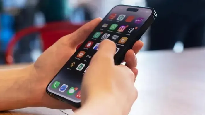 Meztelen felvételeket zsarolt ki kislányoktól egy tini