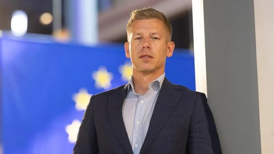 Az Erste is abban érdekelt a bankok és a multik mellett, hogy Magyar Péter győzzön a választásokon, hogy az utána következő megszorításoknak köszönhetően még nagyobb bevételre tegyenek szert