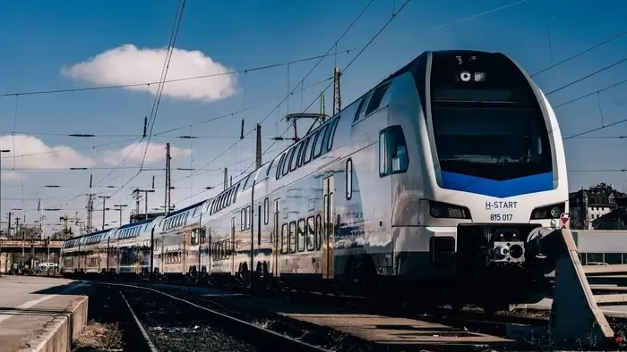 Amikor a kalauz több mint egy ellenőr: saját autóval segítette az utasokat